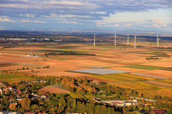 Luftbild von Geothermiekraftwerk Insheim zur Lithiumgewinnung durch die Vulcan Energy GmbH im Hintergrund Rig V20 der Vercana GmbH und der Windpark Offenbach im Bundesland Rheinland-Pfalz, Deutschland