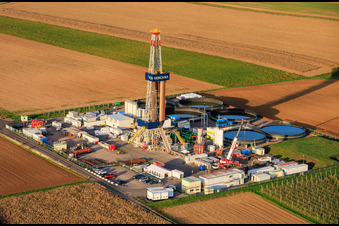 Luftbild von Tiefengeothermie-Bohrung zur Lithiumgewinnung durch die Vulcan Energy GmbH mit Rig V20 der Vercana GmbH in Insheim im Bundesland Rheinland-Pfalz, Deutschland