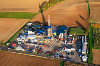 Luftaufnahme von Tiefengeothermie-Bohrung zur Lithiumgewinnung durch die Vulcan Energy GmbH mit Rig V20 der Vercana GmbH in Insheim im Bundesland Rheinland-Pfalz, Deutschland