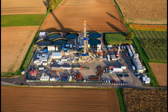 Schrägluftbild von Tiefengeothermie-Bohrung zur Lithiumgewinnung durch die Vulcan Energy GmbH mit Rig V20 der Vercana GmbH in Insheim im Bundesland Rheinland-Pfalz, Deutschland