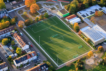 Luftbild von Fußballplatz und Sportheim des FSV Azzurri Landau 1982 e.V im Ortsteil Queichheim in Landau in der Pfalz im Bundesland Rheinland-Pfalz, Deutschland