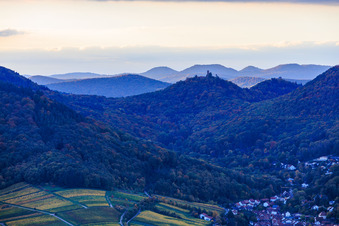 Burgruine Scharfenberg in Leinsweiler im Bundesland Rheinland-Pfalz, Deutschland von oben