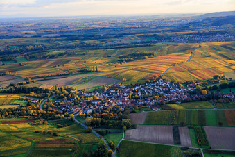 Göcklingen von Norden im Bundesland Rheinland-Pfalz, Deutschland