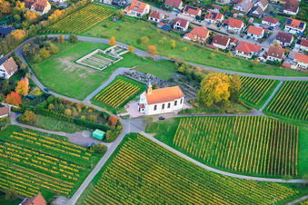St. Dionysius Kapelle und Friedhof im Herbst im Ortsteil Gleiszellen in Gleiszellen-Gleishorbach im Bundesland Rheinland-Pfalz, Deutschland