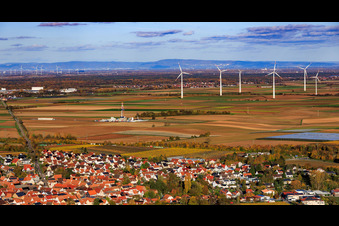 Bohrturm Rig V20 der Vercana GmbH zur Tiefengeothermie- und Lithiumförderung vor derm Windpark Offenbach im Hintergrund das GKM Mannheim in Insheim im Bundesland Rheinland-Pfalz, Deutschland