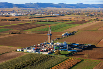 Bohrturm Rig V20 der Vercana GmbH zur Tiefengeothermie- und Lithiumförderung in Insheim im Bundesland Rheinland-Pfalz, Deutschland