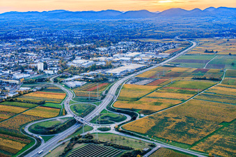 Ausfahrt Landau Edesheim von der B10 am Abend in Landau in der Pfalz im Bundesland Rheinland-Pfalz, Deutschland
