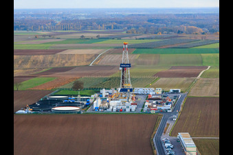 Bohrturm des Tiefenbohrplatz V20 von Vulcan Energy am Schleidberg zur Förderung von Geothermie und Lithium in Insheim im Bundesland Rheinland-Pfalz, Deutschland von einer Drohne aus