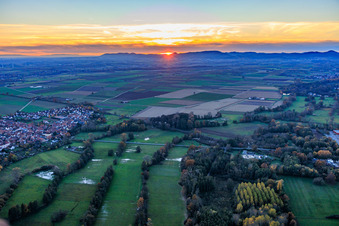 Wiesen im Rohrbachtal bei Sonnenuntergang in Steinweiler im Bundesland Rheinland-Pfalz, Deutschland