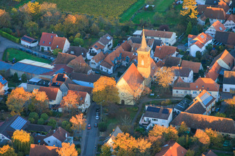 Luftbild von Johanneskirche im Abendlicht im Ortsteil Nußdorf in Landau in der Pfalz im Bundesland Rheinland-Pfalz, Deutschland