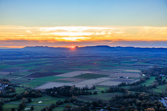 Luftaufnahme von Wiesen im Rohrbachtal bei Sonnenuntergang in Steinweiler im Bundesland Rheinland-Pfalz, Deutschland