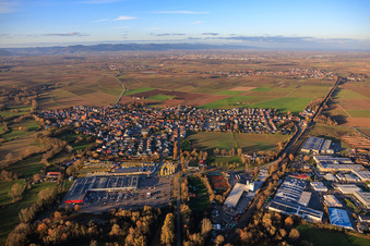 Ortsansicht aus Süden mit Bahnlinie nach Landau in Rohrbach im Bundesland Rheinland-Pfalz, Deutschland
