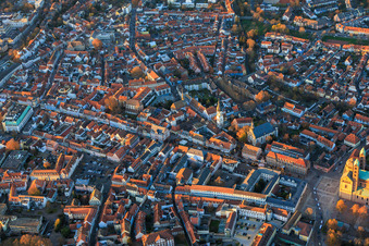 Speyerer Altstadt mit Maximilianstraße am Abend im Bundesland Rheinland-Pfalz, Deutschland