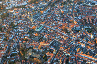 Speyerer Altstadt mit Gilgenstraße Altpörtel und Maximilianstraße am Abend im Bundesland Rheinland-Pfalz, Deutschland