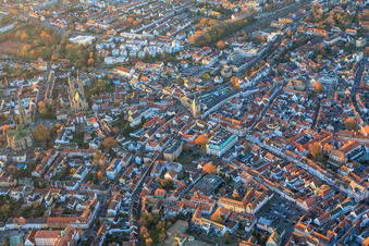 Luftbild von Speyerer Altstadt mit Gilgenstraße Altpörtel und Maximilianstraße am Abend im Bundesland Rheinland-Pfalz, Deutschland