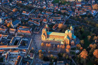 Luftbild von Dom zu Speyer im Herbst bei Abendlicht im Bundesland Rheinland-Pfalz, Deutschland
