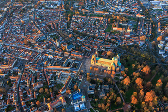 Luftbild von Speyerer Altstadt mit Maximilianstraße am Abend im Bundesland Rheinland-Pfalz, Deutschland