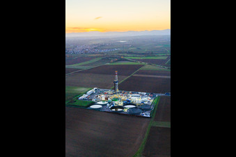 Luftbild von Tiefenbohrplatz V20 von Vulcan Energy im Abendlicht am Schleidberg zur Förderung von Geothermie und Lithium in Insheim im Bundesland Rheinland-Pfalz, Deutschland