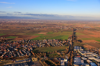 Luftbild von Bahnlinie nach Landau in Rohrbach im Bundesland Rheinland-Pfalz, Deutschland
