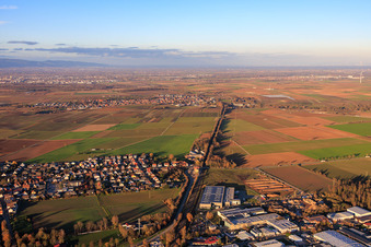 Luftaufnahme von Bahnlinie nach Landau in Rohrbach im Bundesland Rheinland-Pfalz, Deutschland