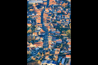 Luftaufnahme von Hauptstraße von Süden in Offenbach an der Queich im Bundesland Rheinland-Pfalz, Deutschland