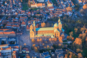 Luftaufnahme von Dom zu Speyer im Herbst bei Abendlicht im Bundesland Rheinland-Pfalz, Deutschland