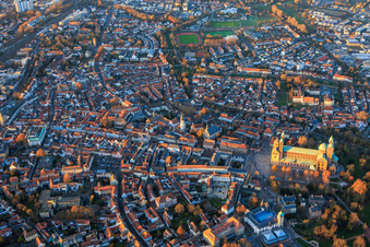 Luftaufnahme von Speyerer Altstadt mit Maximilianstraße am Abend im Bundesland Rheinland-Pfalz, Deutschland