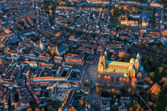 Dom zu Speyer im Herbst bei Abendlicht im Bundesland Rheinland-Pfalz, Deutschland aus der Luft