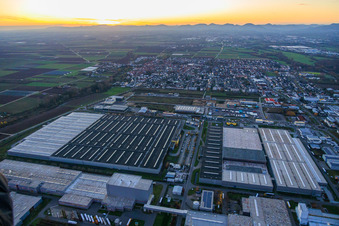 Offenbach an der Queich von Osten im Bundesland Rheinland-Pfalz, Deutschland
