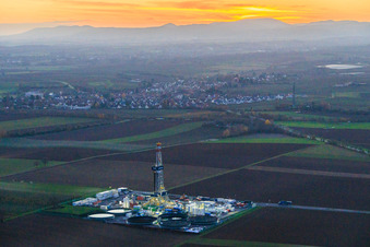 Tiefenbohrplatz V20 von Vulcan Energy im Abendlicht am Schleidberg zur Förderung von Geothermie und Lithium in Insheim im Bundesland Rheinland-Pfalz, Deutschland von oben