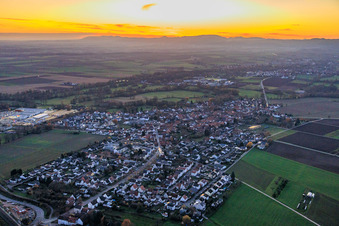 Bahnhofstraße am Abend in Rohrbach im Bundesland Rheinland-Pfalz, Deutschland