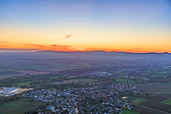 Haupstraße am Abend in Rohrbach im Bundesland Rheinland-Pfalz, Deutschland