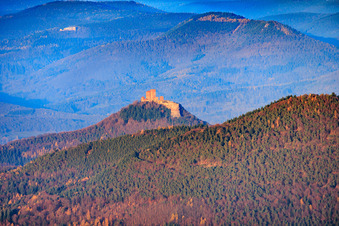Burg Trifels im Hintergrund Burgruine Neuscharfeneck in Annweiler am Trifels im Bundesland Rheinland-Pfalz, Deutschland