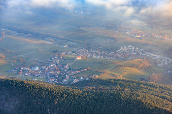 Ortsansicht von Westen mit Dionysius Kapelle zwschen Wolken und Bergen im Ortsteil Gleiszellen in Gleiszellen-Gleishorbach im Bundesland Rheinland-Pfalz, Deutschland