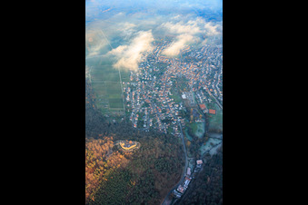 Ortsansicht von Westen mit Burg Landeck im Abendlicht in Klingenmünster im Bundesland Rheinland-Pfalz, Deutschland