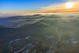Pfälzerwalds und Nordvogesen im Abenddunst in Silz im Bundesland Rheinland-Pfalz, Deutschland