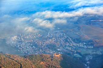 Luftaufnahme von Ortsansicht von Westen mit Burg Landeck im Abendlicht in Klingenmünster im Bundesland Rheinland-Pfalz, Deutschland