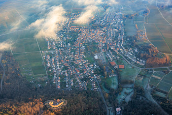 Schrägluftbild von Ortsansicht von Westen mit Burg Landeck im Abendlicht in Klingenmünster im Bundesland Rheinland-Pfalz, Deutschland