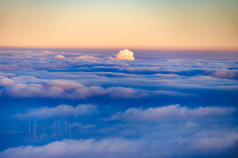 Abgase des Dampfkraftwerks Karlsruhe durchbrechen die Wolken im Ortsteil Daxlanden im Bundesland Baden-Württemberg, Deutschland