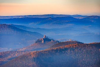 Burg Trifels am Abend - im Vordergrund die Burgruinen Anebos und Münz in Klingenmünster im Bundesland Rheinland-Pfalz, Deutschland