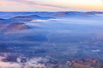 Luftbild von Tiefe Wolken über der Weinstr in Eschbach im Bundesland Rheinland-Pfalz, Deutschland