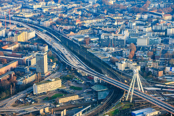 Pylonbrücke über dem Hauptbahnhof und Baustelle zur Renovierung der Hochstraße Süd (B37) in Ludwigshafen am Rhein im Bundesland Rheinland-Pfalz, Deutschland