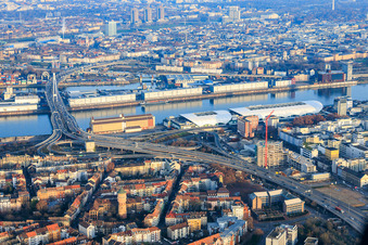 Halb abgerissenes, ehemaliges Rathaus Ludwigshafen im ehemaligen Rathaus Center an der noch abzureissenden Hochstraße Nord(B44) im Ortsteil West in Ludwigshafen am Rhein im Bundesland Rheinland-Pfalz, Deutschland