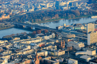 Stadtübersicht aus Westen bis zum Rhein und der Konrad-Adenauer-Brücke im Ortsteil Mitte in Ludwigshafen am Rhein im Bundesland Rheinland-Pfalz, Deutschland