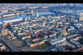 Luftbild von Stadtübersicht aus Westen bis zum Rhein und der Konrad-Adenauer-Brücke im Ortsteil Mitte in Ludwigshafen am Rhein im Bundesland Rheinland-Pfalz, Deutschland