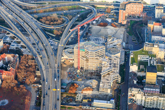 Halb abgerissenes, ehemaliges Rathaus Ludwigshafen im ehemaligen Rathaus Center an der noch abzureissenden Hochstraße Nord(B44) im Ortsteil Mitte in Ludwigshafen am Rhein im Bundesland Rheinland-Pfalz, Deutschland aus der Luft betrachtet