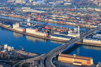 Landzunge zwischen Rhein und Mühlauhafen unter der Kurt-Schuhmacher-Brücke im Ortsteil Innenstadt in Mannheim im Bundesland Baden-Württemberg, Deutschland