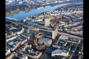 Luftbild von Großes Loch von Ludwigshafen und Berliner Platz mit Riesenrad am Weihnachtsmarkt vor der Apollonia Kurpfalzklinik im Ortsteil Mitte in Ludwigshafen am Rhein im Bundesland Rheinland-Pfalz, Deutschland