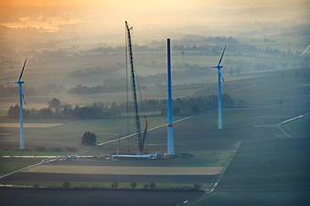 Luftbild von Sonnenuntergang beim Repowering des Windpark Minfeld. JUWI ersetzt vier Altanlagen (GE 1.5) aus 2004 durch zwei neue, modernen Anlagen vom Typ Vestas V162 mit je sechs MW im Bundesland Rheinland-Pfalz, Deutschland