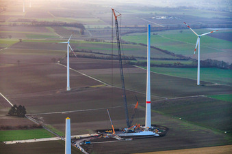 Luftbild von Riesenkran zum Repowering des Windpark Minfeld. JUWI ersetzt vier Altanlagen (GE 1.5) aus 2004 durch zwei neue, modernen Anlagen vom Typ Vestas V162 mit je sechs MW im Bundesland Rheinland-Pfalz, Deutschland